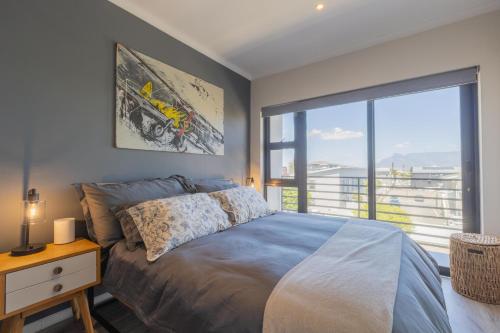 Ένα ή περισσότερα κρεβάτια σε δωμάτιο στο 8 Blue Tides Premium Blouberg Apartment with Table Mountain View