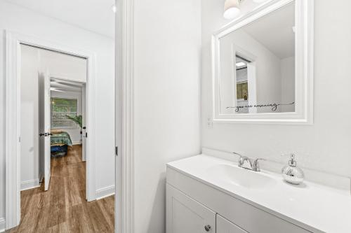 Ένα μπάνιο στο Game Day Ready! 2 King Beds Near UGA & DT