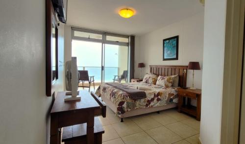 Postel nebo postele na pokoji v ubytování Santorini 106A