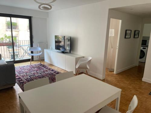 Typical French Appt for 4 near Eiffel tower