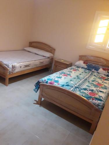 Ένα ή περισσότερα κρεβάτια σε δωμάτιο στο مرسي مطروح شقه مفروشه سوبر مطله علي فيو بانوراما للبحر