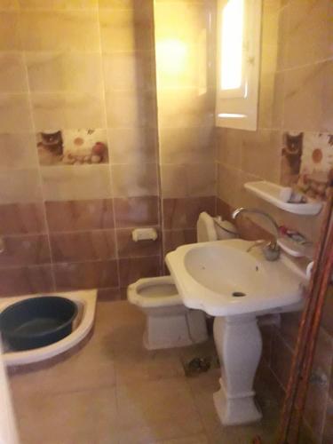 a bathroom with a toilet and a sink at مرسي مطروح شقه مفروشه سوبر مطله علي فيو بانوراما للبحر in Marsa Matruh