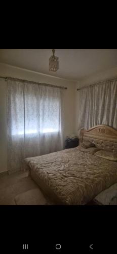 una camera da letto con un letto davanti a una finestra di Gravereau a Oujda