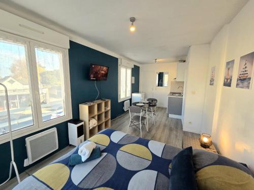 a bedroom with a bed and a living room at Le Mat studio étoilé in Saint-Méloir-des-Ondes