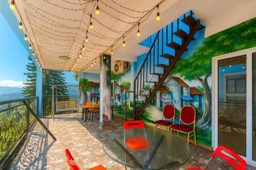 a room with a table and chairs on a balcony at Hoàng Hà Hotel Tam Đảo in Tam Ðảo