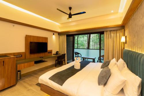 Postel nebo postele na pokoji v ubytování Dew Drops Jungle Resort