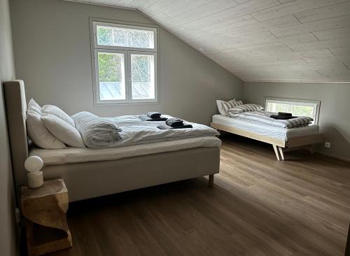 twee bedden in een kamer met een zolder bij Lapland Dream Destinations in Rovaniemi