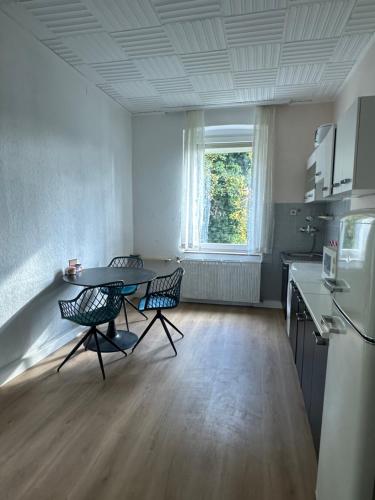 a kitchen with a table and chairs in a room at Central appartment 2zimmer Waschmaschine trockener in Duisburg