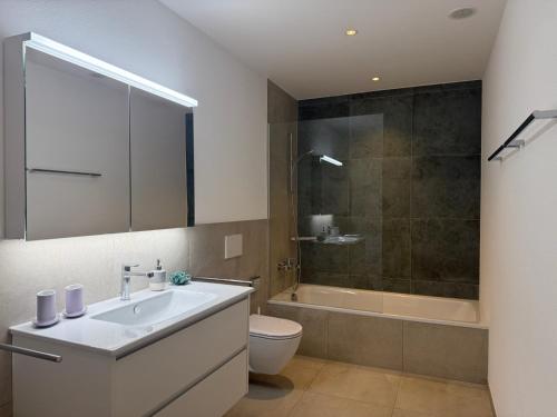 Ένα μπάνιο στο Moderne Familienwohnung mit Garten & E-Ladestation