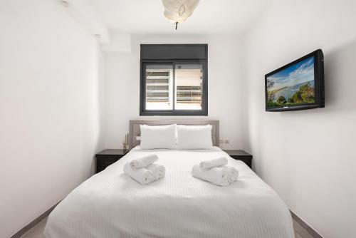 Giường trong phòng chung tại Bar Kochva 7 Apt 3 Tel Aviv