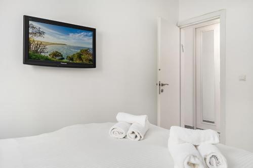 Giường trong phòng chung tại Bar Kochva 7 Apt 3 Tel Aviv