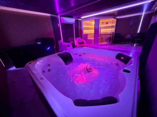 una bañera con una sustancia roja. en The Bungalow by The Garden Spa Stays, 4 bed, Sauna - Hot Tub - Ice Bath, en Radstock