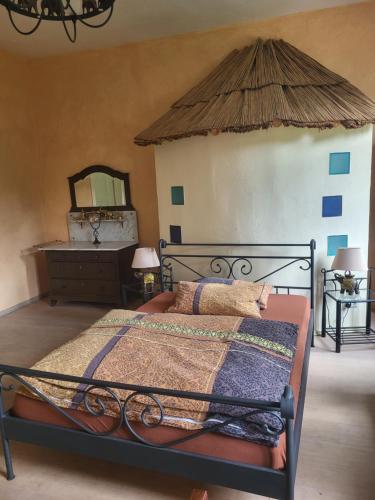 Schlafzimmer mit einem Strohdach in der Unterkunft Ferienwohnung Lindenhof in Mittelhof