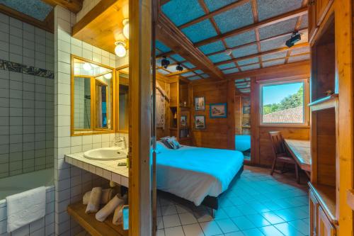 een slaapkamer met een bed en een wastafel bij Relais du Bois Saint Georges - Hôtel de Charme in Saintes