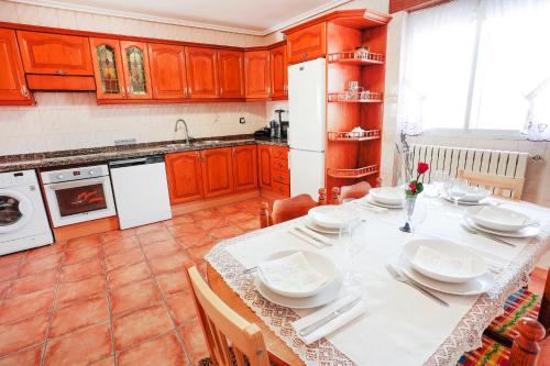 La senda del torio : مطبخ مع طاولة عليها أطباق بيضاء