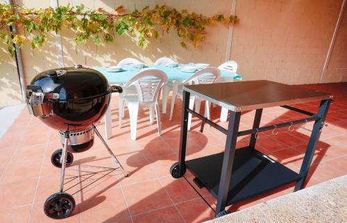 La senda del torio : شواية بجانب طاولة وطاولة وكراسي