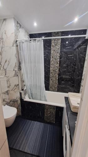 Ένα μπάνιο στο Sanmarko