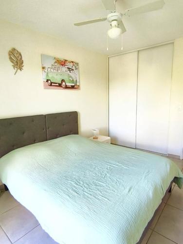 a bedroom with a bed with a green bedspread at T2 avec Terrasse & Garage Privé - 53m2 - Proche Jaude in Chamalières