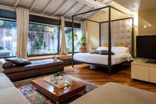 维罗纳SWEETHOME DOMUS 250mq nel centro di Verona con vista sul Teatro Romano的一间带两张床和电视的客厅