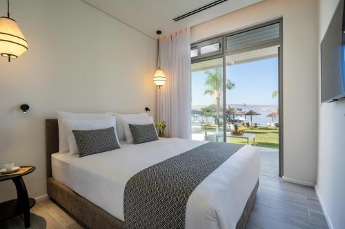 Postel nebo postele na pokoji v ubytování Ein Gev Holiday Resort