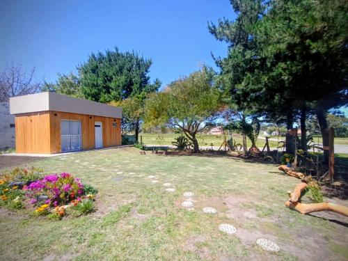 een klein gebouw midden in een tuin bij La casita de Bonsai in Chapadmalal