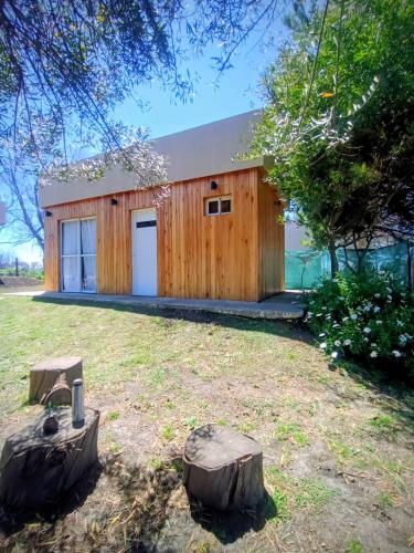 een groot houten gebouw met een garage bij La casita de Bonsai in Chapadmalal