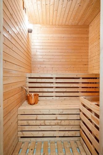 a wooden sauna with a bucket in it at Nordic Sauna Retreat in Tromsø