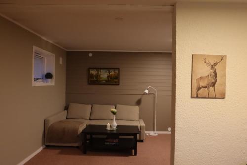 ein Wohnzimmer mit einem Bett und einem Tisch in der Unterkunft Nordic Sauna Retreat in Tromsø