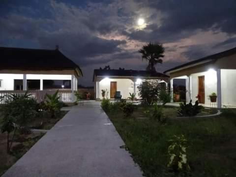 Una casa de noche con la luna en el cielo en Keur mame, en Fimela