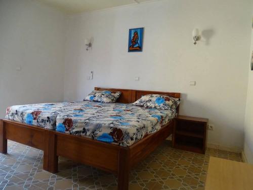 un dormitorio con una cama en una habitación en Keur mame, en Fimela