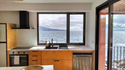 Η κουζίνα ή μικρή κουζίνα στο Terreiro Ocean House - Unique Seaside Escape