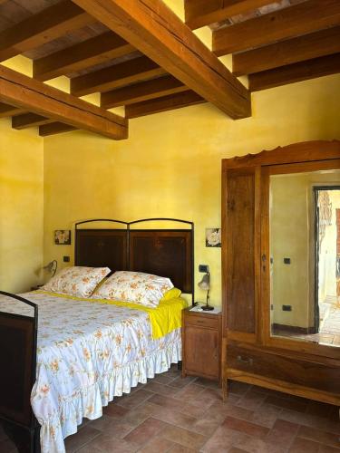 a bedroom with a bed and a wooden ceiling at Agriturismo Varana in Zibello