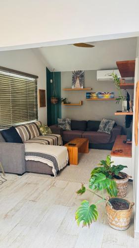 Sunshine & Serenity Suite-Private parking and Pool-Grandbaie