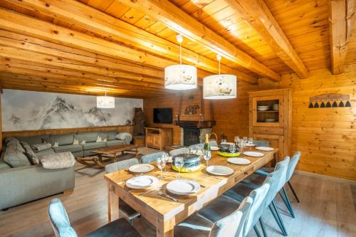 a dining room with a large wooden table and chairs at 2AlpesChalets - Chalet Marie 1 - Standing et Sauna au pieds des pistes in Les Deux Alpes