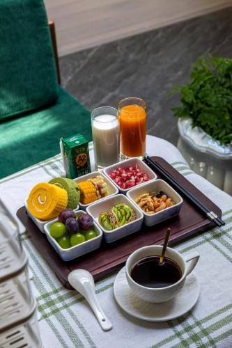 大同市にあるYifan Shangyuanのテーブルの上にさまざまな種類の食べ物が載ったトレイ