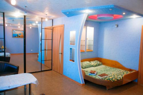 チャイコフスキーにあるГостиница квартирного типаのベッドルーム1室(階段付)