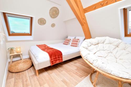 a bedroom with a bed and a chair at NOUVEAU BOHEME STUDIO - Netflix & Clim - Centre Ville Transports - Idéal PRO ou COUPLE - Cosy & Confort - NEUF & OFFRE SPÉCIALE in Saint-Omer
