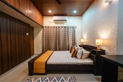 Postel nebo postele na pokoji v ubytování Jyothi - Bright and Cozy