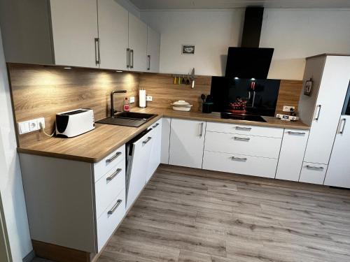 Kuchyň nebo kuchyňský kout v ubytování FeWo Seenland
