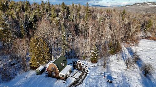 Lovingly Restored Historic Cottage in Adirondack Mountains, New York v zimě