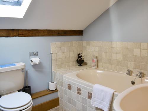 UggeshallにあるThe Granary-E3567の浴槽、トイレ、洗面台を備えたバスルーム