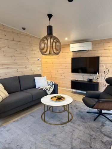 Posezení v ubytování Modern VillaJoenhelmi with jacuzzi and sauna