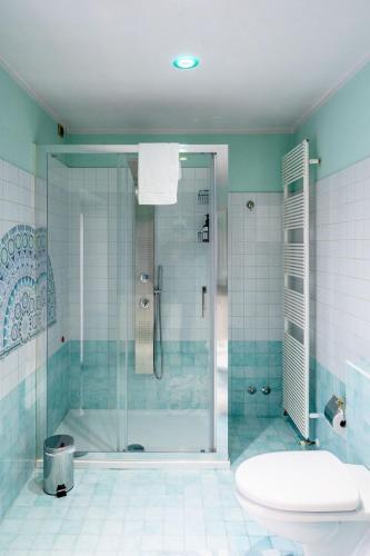 a bathroom with a glass shower and a toilet at SWEETHOME ARENA VIEW - con parcheggio in Verona