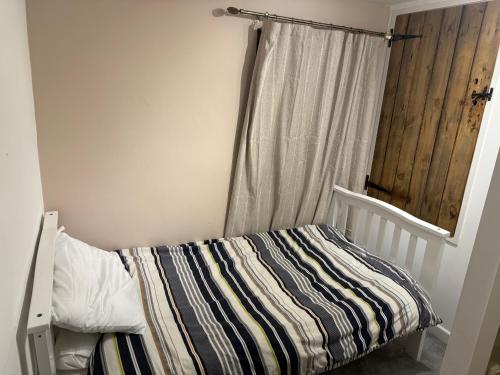 Postel nebo postele na pokoji v ubytování Two bedroom house in eye Suffolk with parking