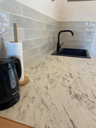 アモウディにあるSteno Villa Amoudiの- キッチンカウンター(シンク、トースター付)