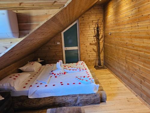 Postel nebo postele na pokoji v ubytování Bujtina Guri Hanit