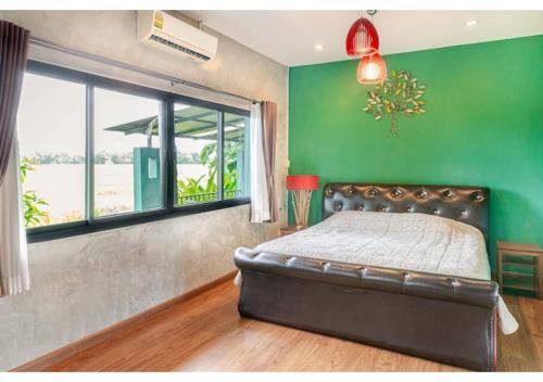 Ένα ή περισσότερα κρεβάτια σε δωμάτιο στο Wood U Need Home