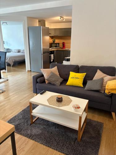 Una sala de estar con un sofá y una mesa de café. en Le Cocon Chalonnais, en Châlons-en-Champagne