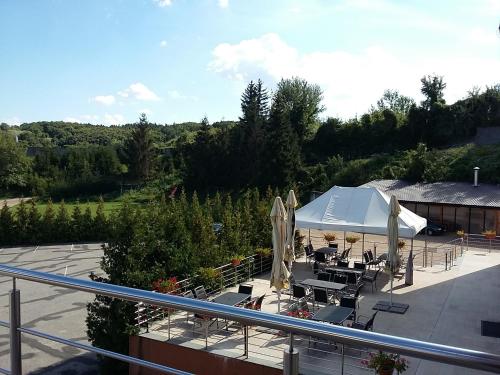 patio z białym namiotem, stołami i krzesłami w obiekcie Hotel Auto Jas w mieście Nitra
