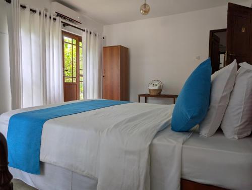 Tempat tidur dalam kamar di Windy Ridge Kandy